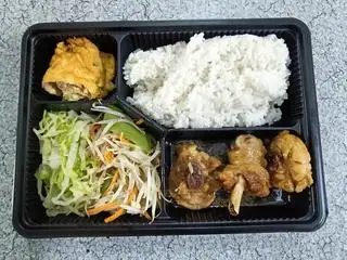 Hình ảnh Cơm Gà kho xả ớt + Trứng cuộn hánh