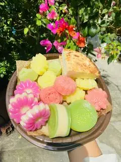 Hình ảnh Mix 3 loại - mì dừa nướng - da lợn - bò hấp