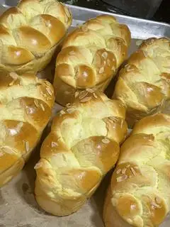 Hình ảnh Bánh mì hoa cúc hạnh nhân thường