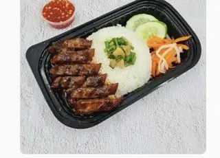 Hình ảnh cơm đùi gà lọc xương sốt tiêu đen