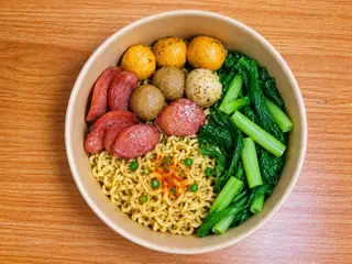 Hình ảnh mì trộn viên chiên, lạp xưởng