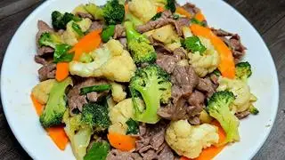 Bò xào bông cải+ đồ xào + canh  - 42.000 ₫ tại Cơm Bình Dân 175 - Võ Văn Tần
