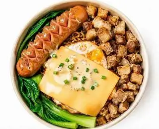Hình ảnh Mì trộn tóp mỡ phô mai xúc xích + trứng