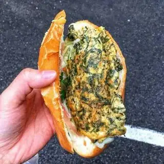 Hình ảnh Bánh mì trứng ngải cứu 