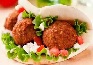 Falafel w/ Pita - 89.000 ₫ tại Bánh Mì Burger, Kebab Falafel & Smoothies - Gotcha Saigon - Đề Thám