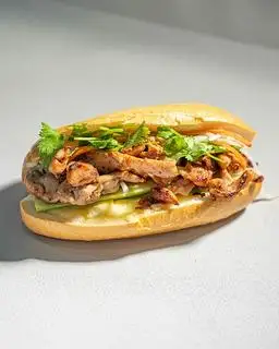 Hình ảnh Bánh mì thịt đùi gà nướng bơ tỏi