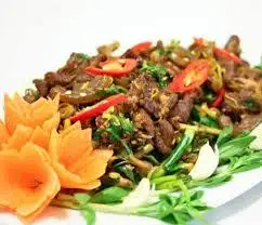 Heo rừng lai xào sả ớt - 90.000 ₫ tại Lẩu Gà Lá É Phú Yên - Phạm Văn Đồng