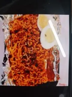 Hình ảnh Mì trộn cay samyang kèm trứng