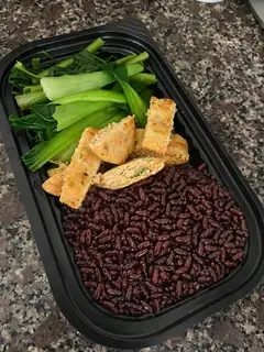 Hình ảnh cơm gạo lứt chả ức gà rau xanh