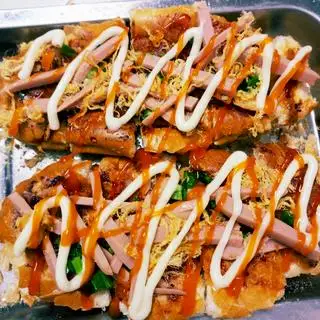 Bánh mì nướng muối ớt - 30.000 ₫ tại Bé Pom - Bánh Tráng Trộn - Đặng Thùy Trâm