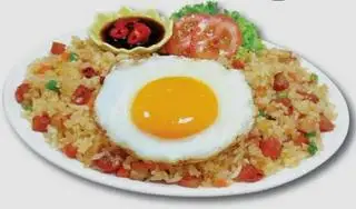 Hình ảnh Cơm chiên Dương châu + trứng ốp la 