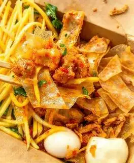 Hình ảnh Bánh Tráng Trộn Cay Tóp Mỡ