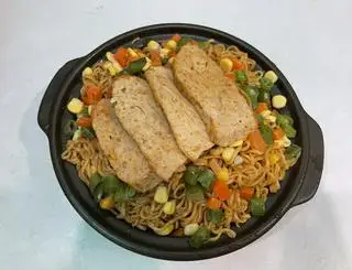 Hình ảnh mỳ indomie trộn chả +rau củ 