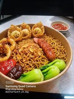 Hình ảnh Mì trộn xúc xích Đức