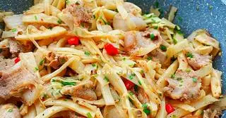 Hình ảnh Cơm tự chọn + hồng trà tắc 