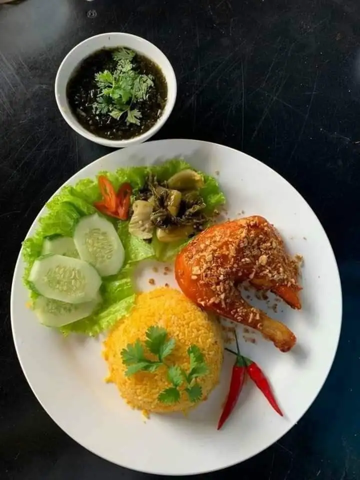 Cơm gà góc tư xối mỡ da giòn - 94.000 ₫ tại Huỳnh Ký 76 - Cơm Gà Xối Mỡ - Đường Số 4