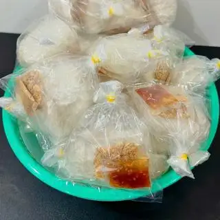 Hình ảnh Xâu 5 bịch bánh tráng muối sặc