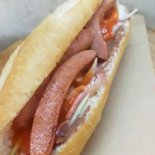 Hình ảnh Bánh Mỳ Pate Xúc Xích