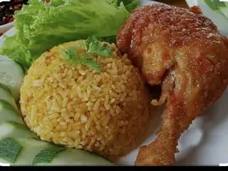 Hình ảnh Cơm rang nguyên đùi gà chiên mắm