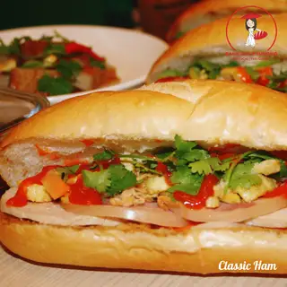 Bánh mì thịt chả truyền thống  - 40.000 ₫ tại Bánh Mì Út Thương - Coffee & Tea - Tôn Thất Tùng