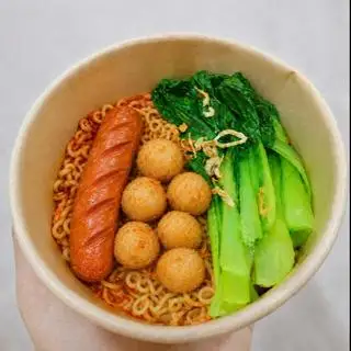 Hình ảnh Mì trộn cá viên và xúc xích