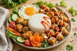 Hình ảnh cơm gà viên trứng ốp