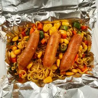 Hình ảnh Mì trộn xúc xích phô mai