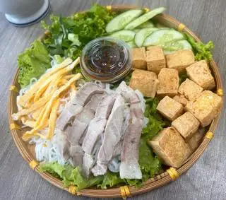 Bún nước tương thịt - trứng - 44.000 ₫ tại Bún Trộn Nước Tương Phượng - Nguyễn Thái Học