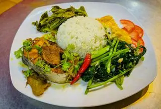 Hình ảnh Cơm cá basa kho tộ