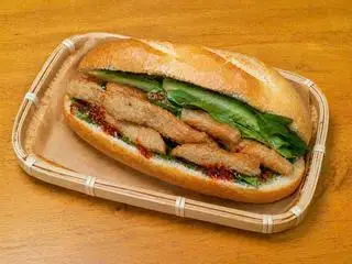 Bánh mì chả cá đặc biệt - 32.000 ₫ tại Bánh Mì Chả Cá & Xôi Gà Hội An 1984 - Trần Văn Đang