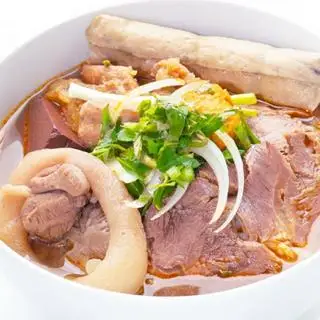Hình ảnh Bún Bò Đầy Đủ Có Giò Heo