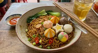 Hình ảnh Mì trộn viên thả lẩu