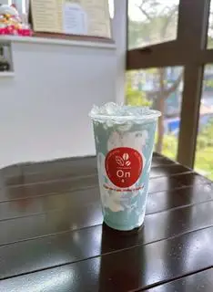 Hình ảnh trà sữa bồng bềnh (đậu biếc)