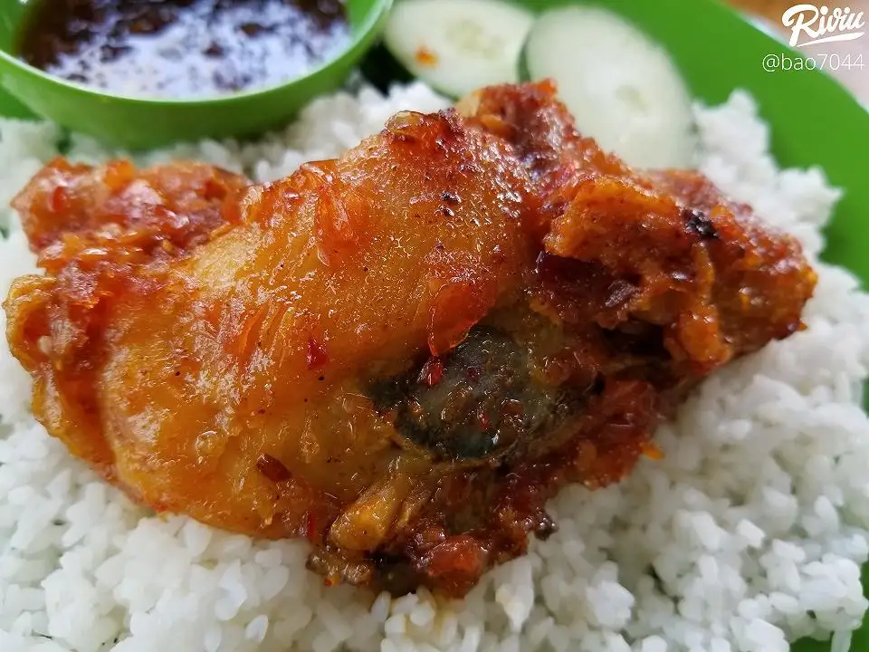 Hình ảnh Cơm Gà Chiên Mắm  (tặng kèm tráng miệng)