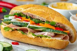 Bánh mì thịt nguội,pate,chà bông,chả - 25.000 ₫ tại Bánh Mì Tuấn Huy - Âu Cơ