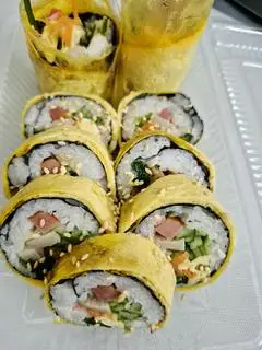 Hình ảnh Kimbap phủ trứng cuộn