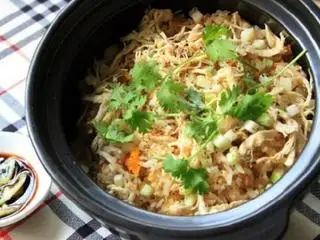 cơm chiên cá mặn thuần chay( hộp muỗng đũa) - 50.000 ₫ tại Ẩm Thực Chay Sen Vàng - Tạ Quang Bửu