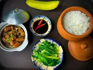 Hình ảnh  Cơm Thố Ba Rọi Kho Tiêu