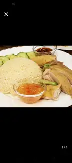 Hình ảnh cơm gà chặt lá chanh kèm gỏi rau 