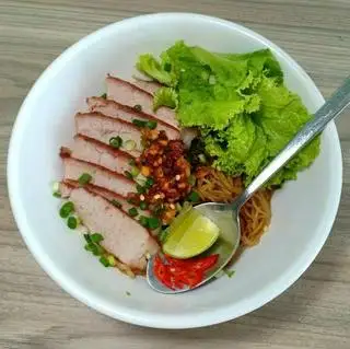 Hủ tíếu trộn xá xíu - súp hồng đào - 55.000 ₫ tại Mì Trộn Mickey - Ngô Gia Tự