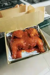 Hình ảnh Gà rán nguyên con nhúng sốt hàn cay ngọt 