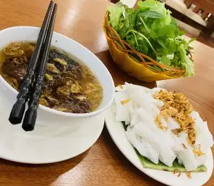 Bánh ướt thịt nướng, thịt viên - 87.000 ₫ tại Bà Thảo - Bún Chả Gia Truyền Hà Nội - Nguyễn Văn Cừ
