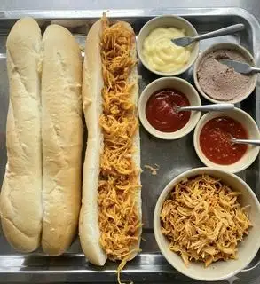 Hình ảnh Bánh mì que gà xé