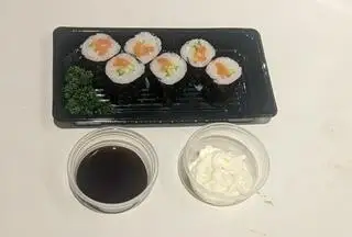 Hình ảnh Maki cá hồi sống