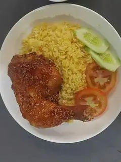 Hình ảnh cơm gà sốt mắm tỏi + canh rong biển 