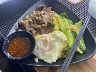 Mì trộn trứng thịt bò sốt tiêu đen - 45.000 ₫ tại Ah Food Mì Trộn Tóp Mỡ & Ăn Vặt Trà Sữa - Phạm Thế Hiển