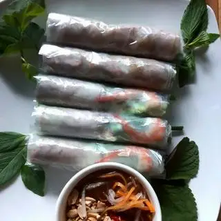 Gỏi cuốn tôm thịt - bì thịt trộn thính ngẫu nhiên - 5 cuốn ngẫu nhiên - tương đậu nước cốt dừa - 55.000 ₫ tại Gỏi Cuốn & Bò Bía Cô Tám - Đường 16