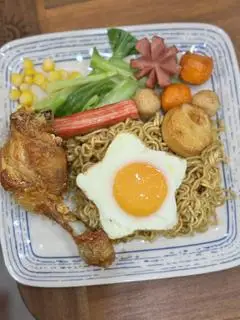 Hình ảnh mì trộn indomie hoàng gia tùm lum tùm la(tặng trà chanh honkong)