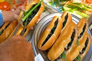 Hình ảnh Bánh Mì Chả Cá Bò Lá Lốt 