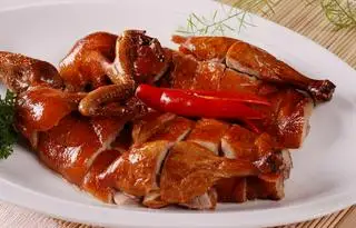 Hình ảnh 1/2 Con Gà Ủ Xì Dầu( chặt sẵn + kèm rau dưa muối chấm đầy đủ)